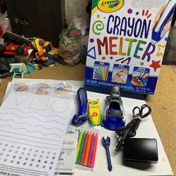 Crayola 04-0384 Crayon Melter Melting Art for Kids Multicolor